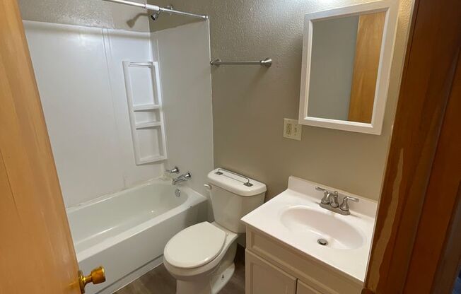 2 beds, 1 bath, $645, Unit 3