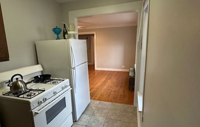 Spacious, One Bedroom in Downtown Arlington Heights, Walk to Metra, Great Location!