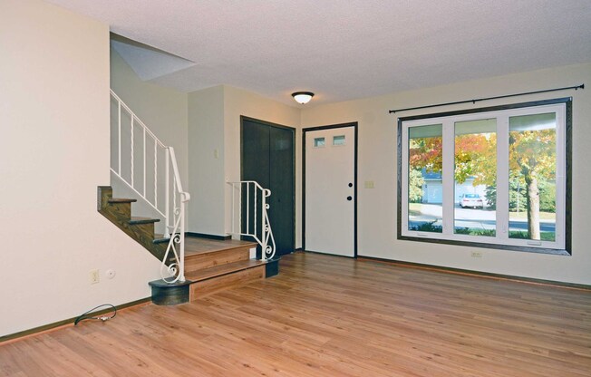 Avail 06/01! 2 Bed 1.5 Bath Duplex Minutes from Bethel/Northwestern and Rosedale Mall.