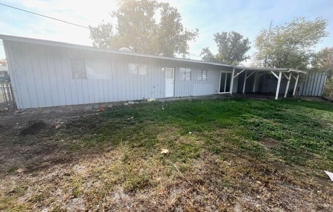 Welcome to this charming 3 bedroom, 2 bathroom duplex in Moses Lake, WA.