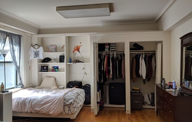 4 beds, 2 baths, $6,200, Unit R21
