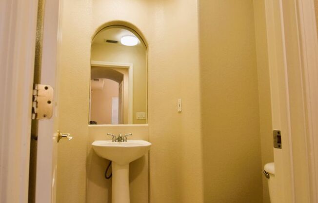 4 BR/ 2.5 Bath Spacious Open Floor Plan