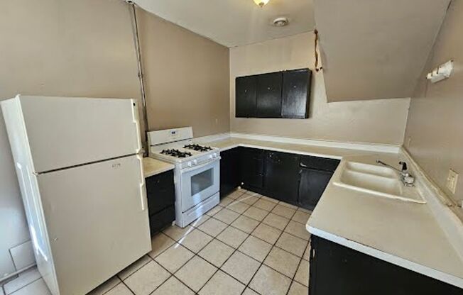 3 beds, 1 bath, $1,200, Unit 4 Upper