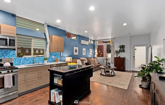Modern Townhouse with Rooftop Deck & Bay Views!