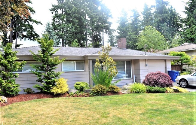 Gorgeous well maintained 4 bed house available in Clyde Hill/Bellevue downtown!