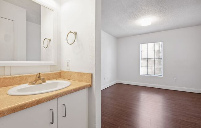2 beds, 1 bath, 725 sqft, $1,350, Unit AAT1-C504