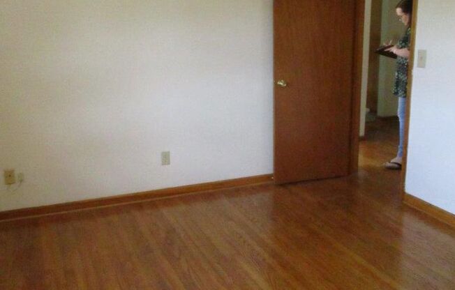 2 beds, 1 bath, 903 sqft, $1,210, Unit E-2