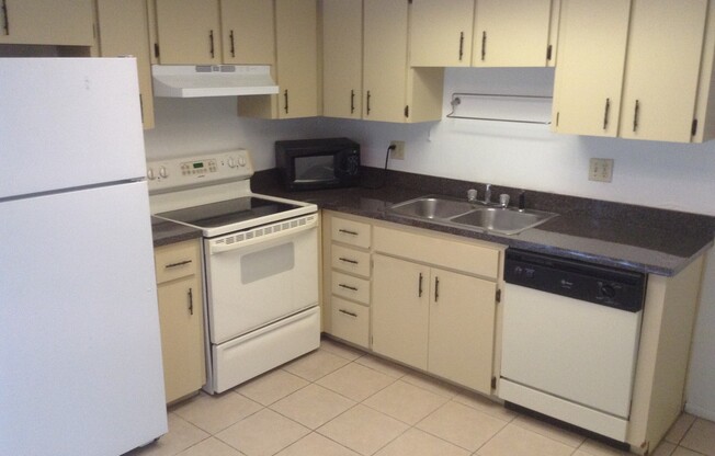 Great 2 Bed/ 1.5 Bath Very Close to UCF!