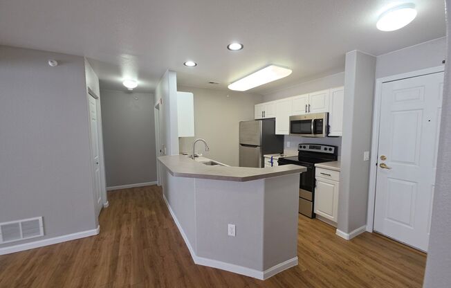 1 bed, 1 bath, 869 sqft, $1,465, Unit 1602-103