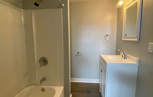 2 beds, 1 bath, $1,300, Unit Arlington