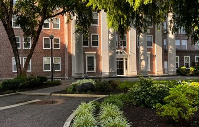 2 beds, 1 bath, $1,899, Unit 521