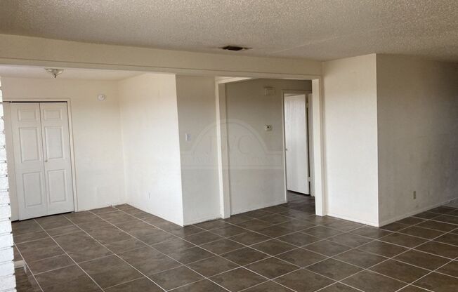 2 beds, 1 bath, $895