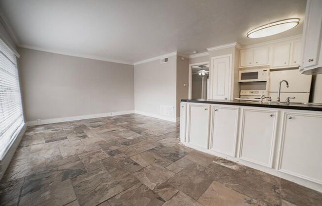 2 beds, 1 bath, $1,350, Unit 11
