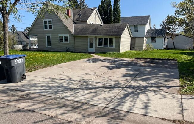 Large Home in the Lakeside Neighborhood