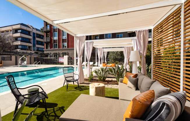 Pool Amenities at Clarendon Apartments, Los Angeles, California