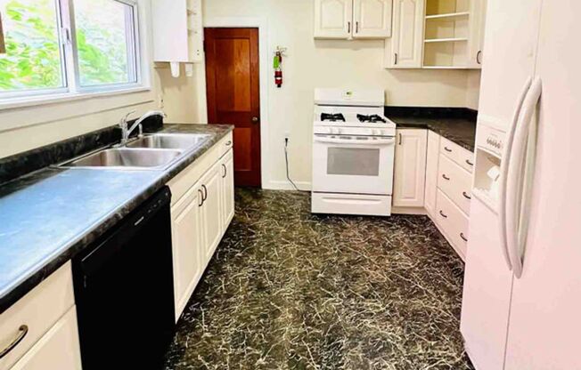 5 Bedroom, 2 Bathroom House in Downtown Burlington with Off-Street Parking & Washer/Dryer included!