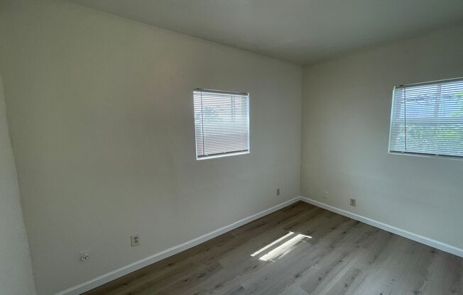 Spacious 2B/1B located in Glendale! AVAILABLE NOW
