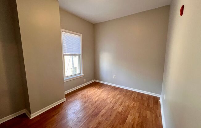 3 beds, 1 bath, $1,500, Unit 1728-03