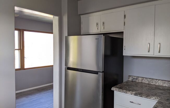 2 beds, 1 bath, $935, Unit 2