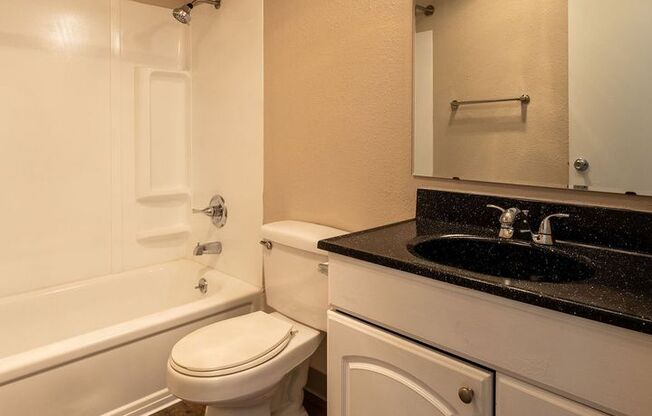 2 beds, 1 bath, 735 sqft, $1,595, Unit 13