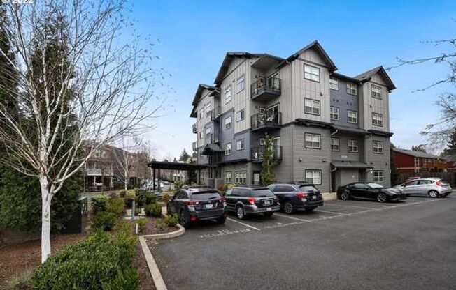 Cedar Hills 2 Bed 2 Bath Condo - Top fl w/Elevator! A/C, Washer & Dryer, Reserved Parking, Pool and More!