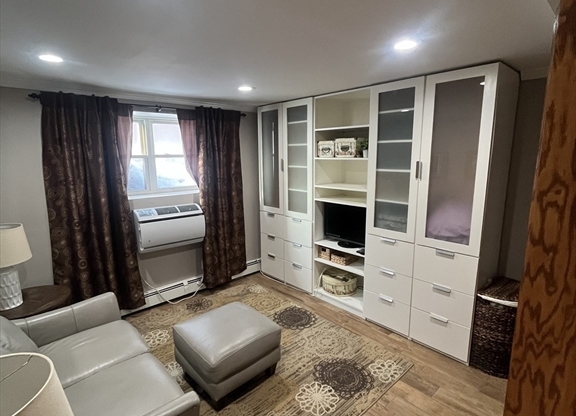 Studio, 1 bath, 356 sqft, $2,300, Unit 5