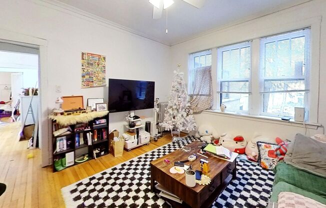 1 bed, 1 bath, 800 sqft, $2,300, Unit 1337 1A