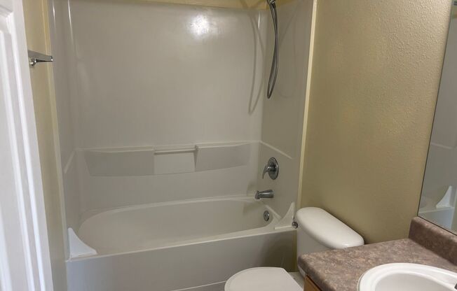 4 beds, 4 baths, $2,400, Unit UNIT 422