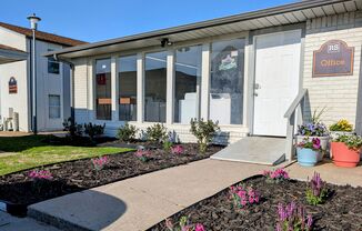 Ramsey Square: 1 & 2 Bedroom Apartments with Dog Park & Pool