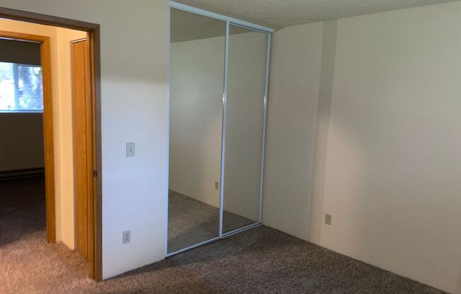 3 beds, 1 bath, 906 sqft, $1,799, Unit 14