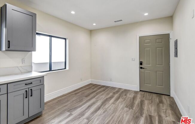 1 bed, 1 bath, 360 sqft, $1,900