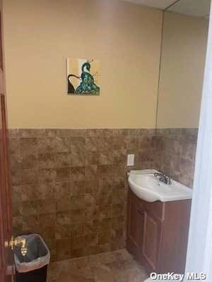 Studio, 5 baths, $3,300