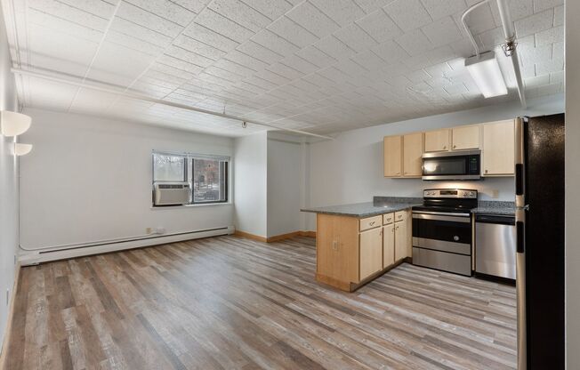 3 beds, 1 bath, 1,050 sqft, $1,550, Unit 21