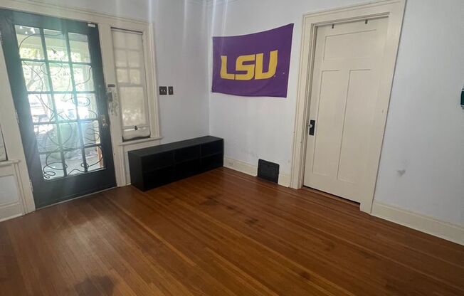 6 BR Home on Broadway with Pool, Available for Next School Year!