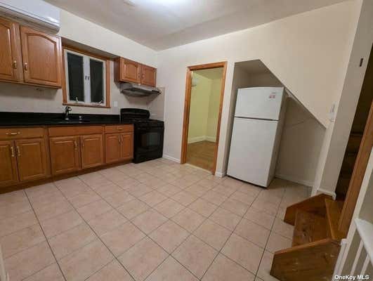 2 beds, 1 bath, $2,300, Unit 2