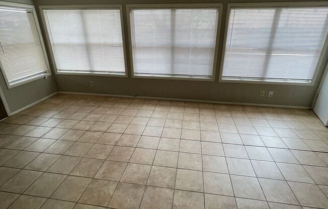 Spacious Home With Sun-room Located Within Medical District & Near Texas Tech Campus!
