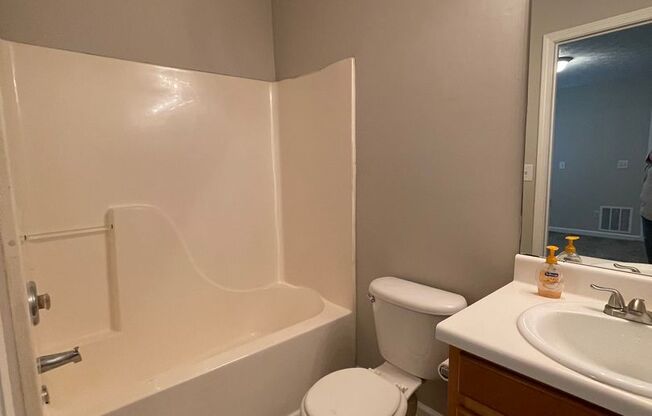 2 bedroom, 2 bath quadplex in downtown Douglasville. Convenient to downtown amenities. Great roommate plan.
