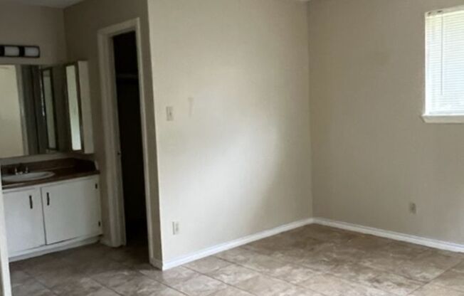 1 bed, 1 bath, $625, Unit 8