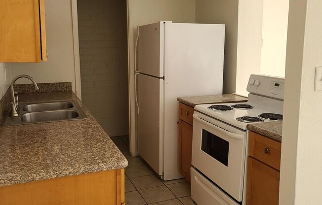 3 beds, 1 bath, $1,200, Unit 18