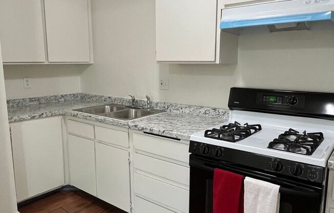 2 beds, 1 bath, 720 sqft, $2,095, Unit B6