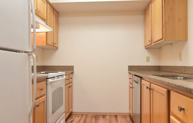 2 beds, 1 bath, $1,600, Unit 13