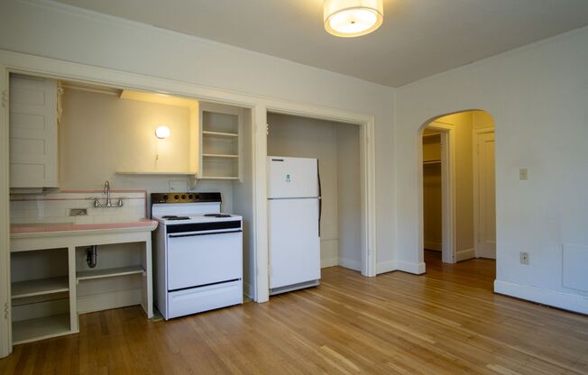 Lease this Charming Hollywood Studio Ready Now!