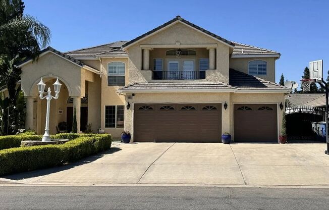 $3,495 Herndon & Milburn 5 bed + 3 full bath - Locust Ave, Fresno - Extended Covered Patio