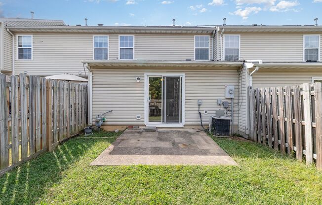 3 Bedroom Townhome in Lee's Hill!