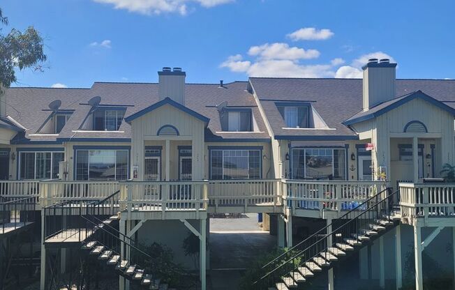 3-bed 2-bath townhouse with a breathtaking Delta view!