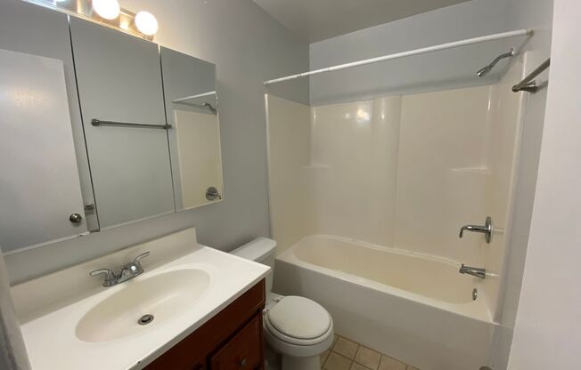 2 beds, 1.5 baths, $985, Unit UNIT 9