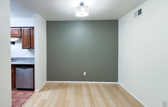 1860 White Oak Dr #323 **Ask about our NO CASH DEPOSIT option!**
