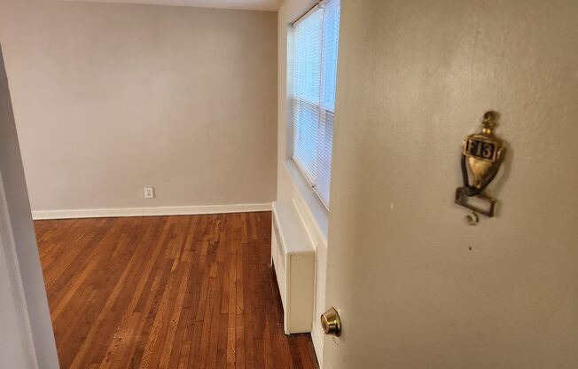 2 beds, 1 bath, 897 sqft, $2,275, Unit F-13