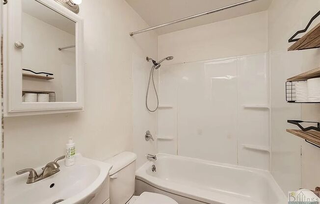 2 beds, 1 bath, $1,400, Unit 1