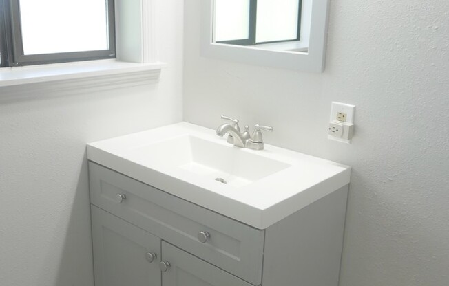 3 beds, 1 bath, $1,650, Unit 1756 Franklin Ave.- B